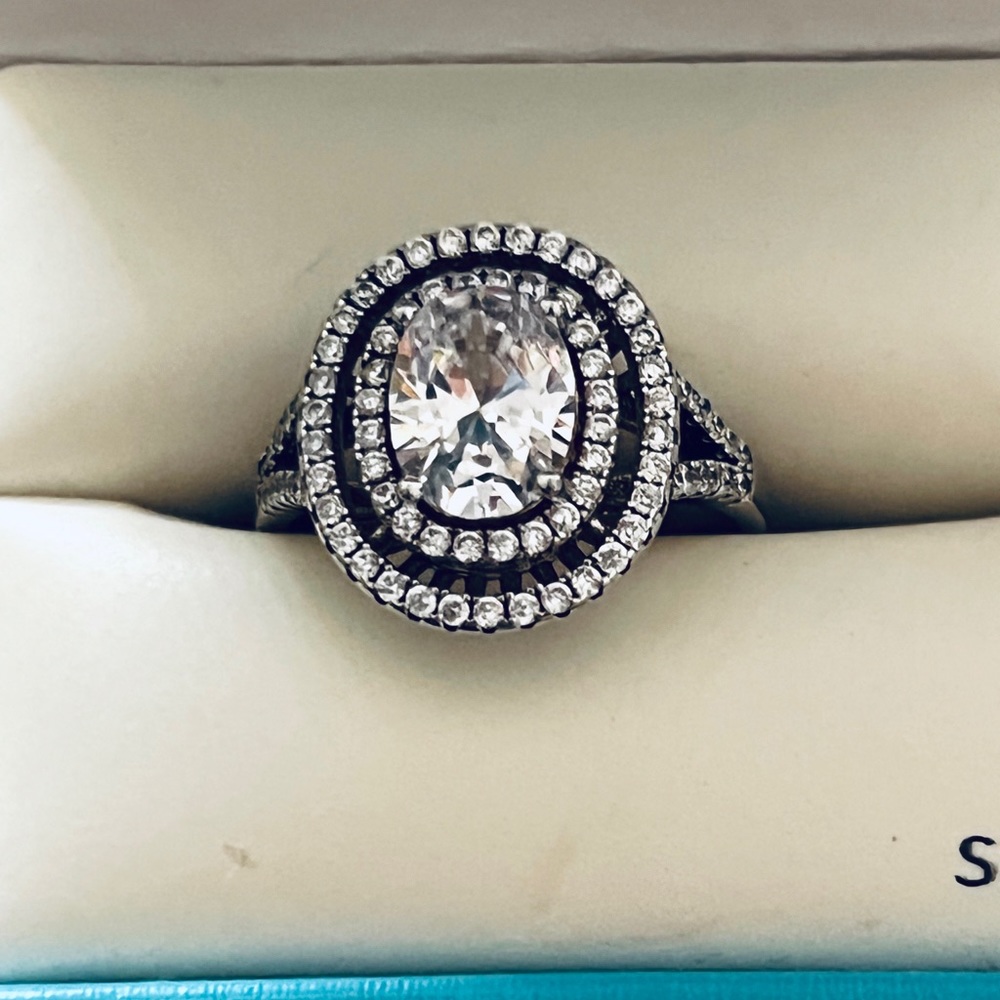 .925 Sterling Silver Vintage Clear Simulated Diamond  Statement Ring size 8